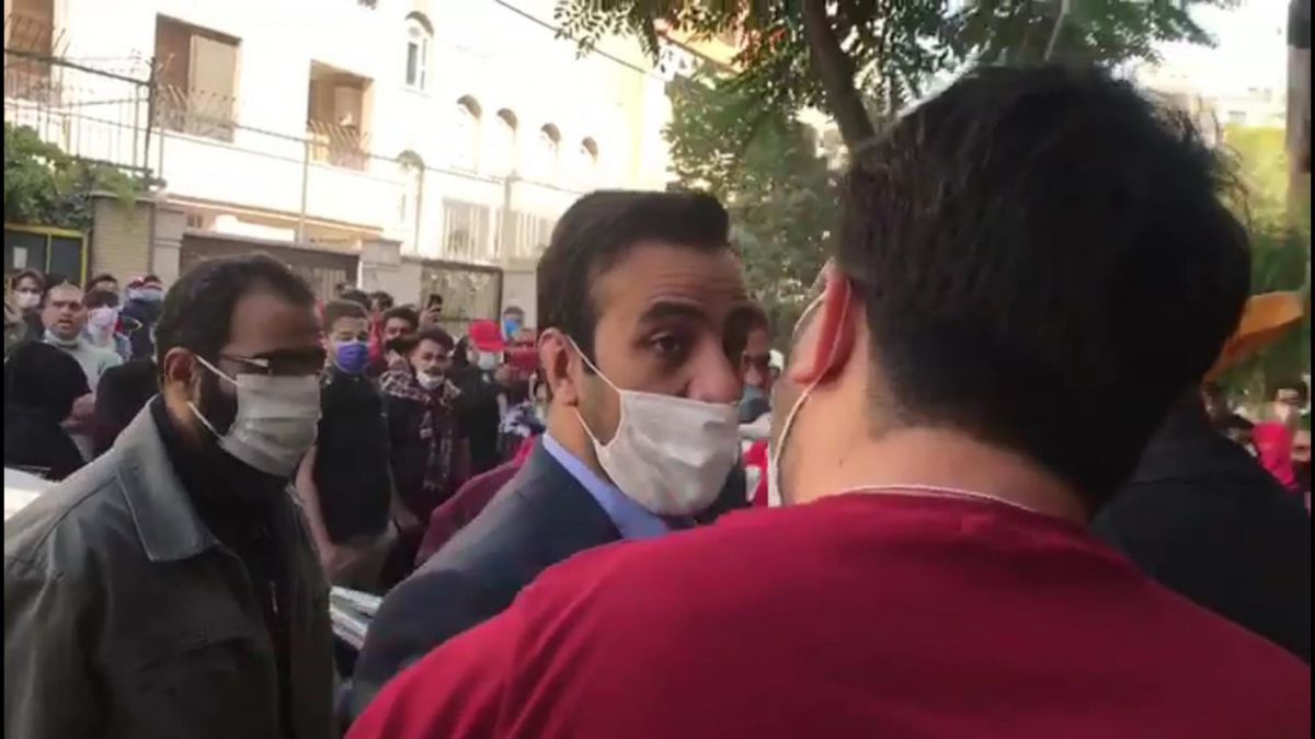 اعتراض شدید هواداران پرسپولیس به معاون اقتصادی باشگاه