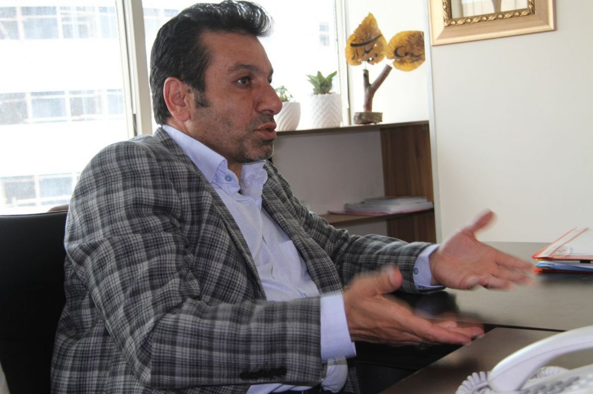 مومنی: دستیاری که تجربه ندارد چطور می تواند به فکری کمک کند