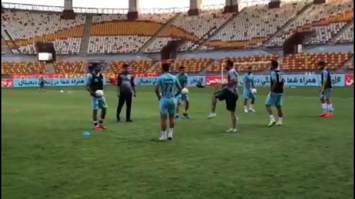 گرم کردن بازیکنان فولاد و سایپا پیش از بازی