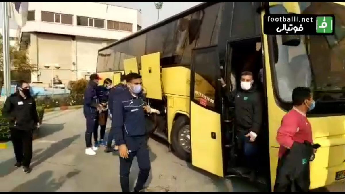 ورود بازیکنان سایپا و نفت آبادان به ورزشگاه دستگردی