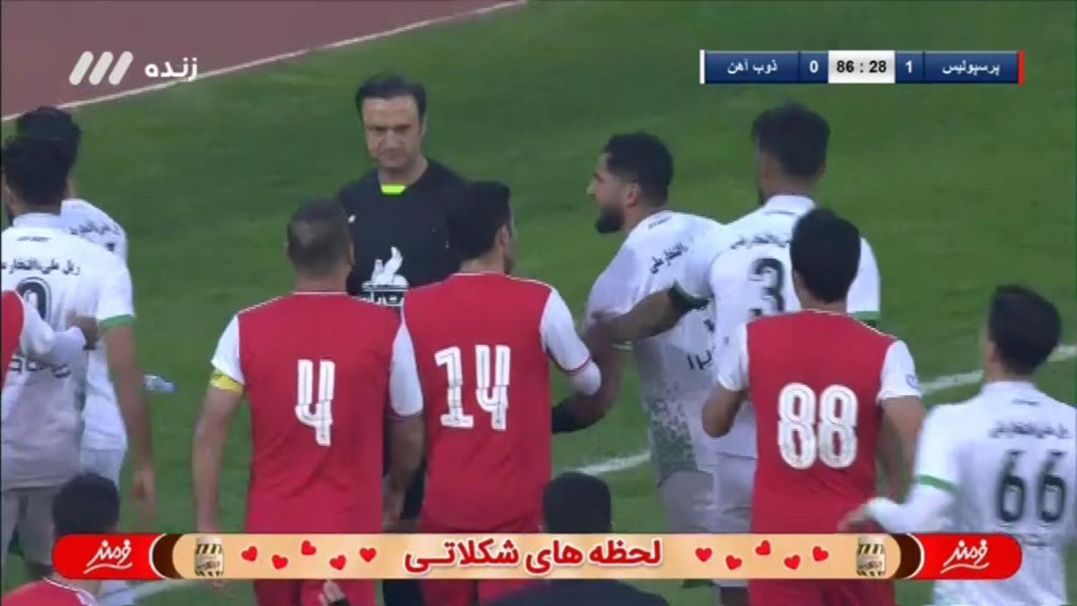 درگیری بازیکنان ذوب آهن و پرسپولیس بعد از خطای روی حامد لک
