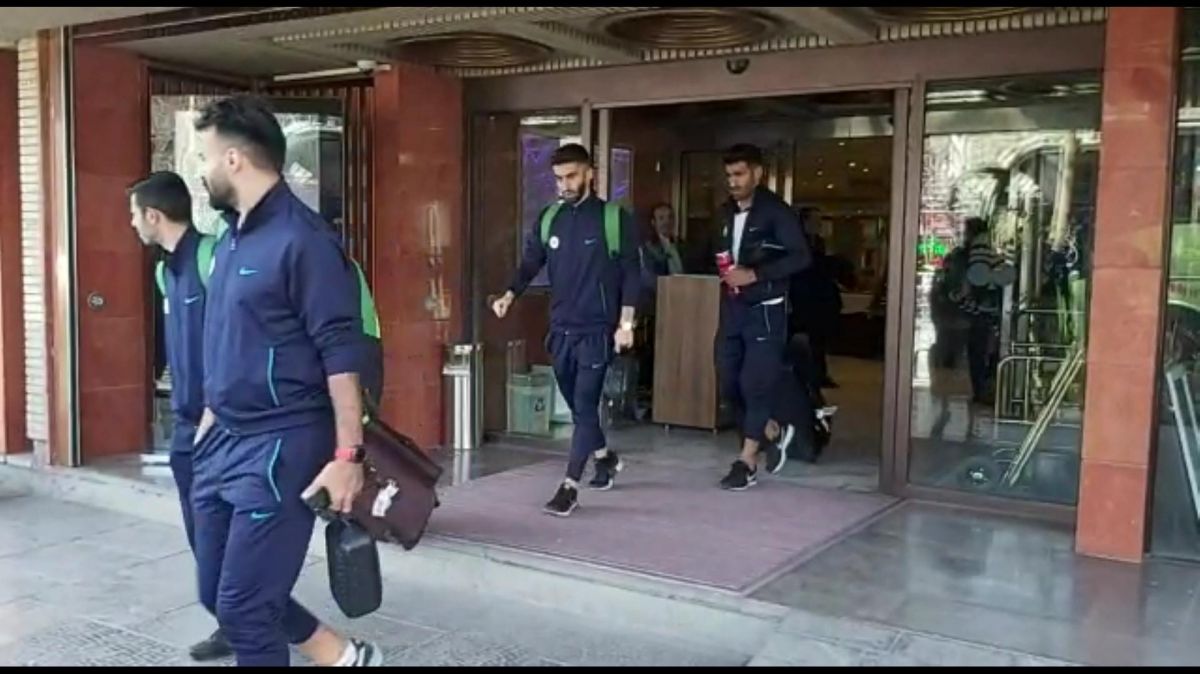 اختصاصی/ حرکت تیم ذوب آهن به سمت ورزشگاه برای بازی با سپاهان