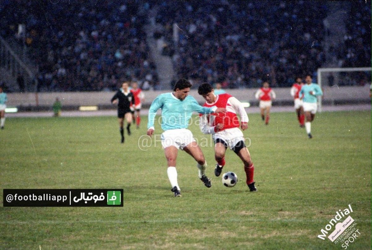  فرشاد پيوس و داود محبوب در صحنه اى از بازى پرسپوليس دارايى در سال ٦٩