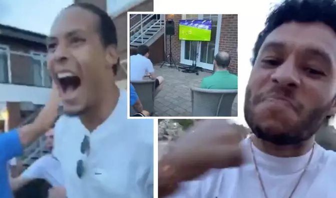 * بازیکنان تیم لیورپول بازی را در کنار هم دیدند. ویدیویی از تماشای بازی توسط آلdسون، فندایک، فرمینیو، فن دایک و چمبرلین مشاهده شده که شادی آنها را پس از قهرمانی نشان میدهد.