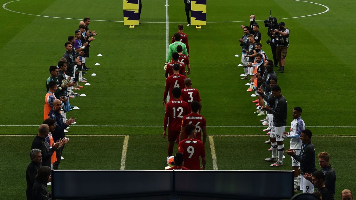 تونل افتخار بازیکنان منچستر سیتی پیش از شروع بازی برای بازیکنان لیورپول