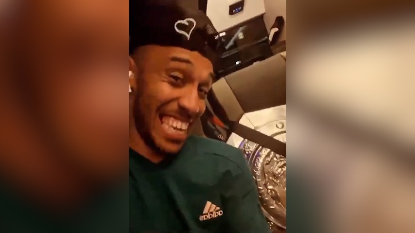 خوشحالی اوبامیانگ با جام قهرمانی به سبک شجاع خلیل زاده