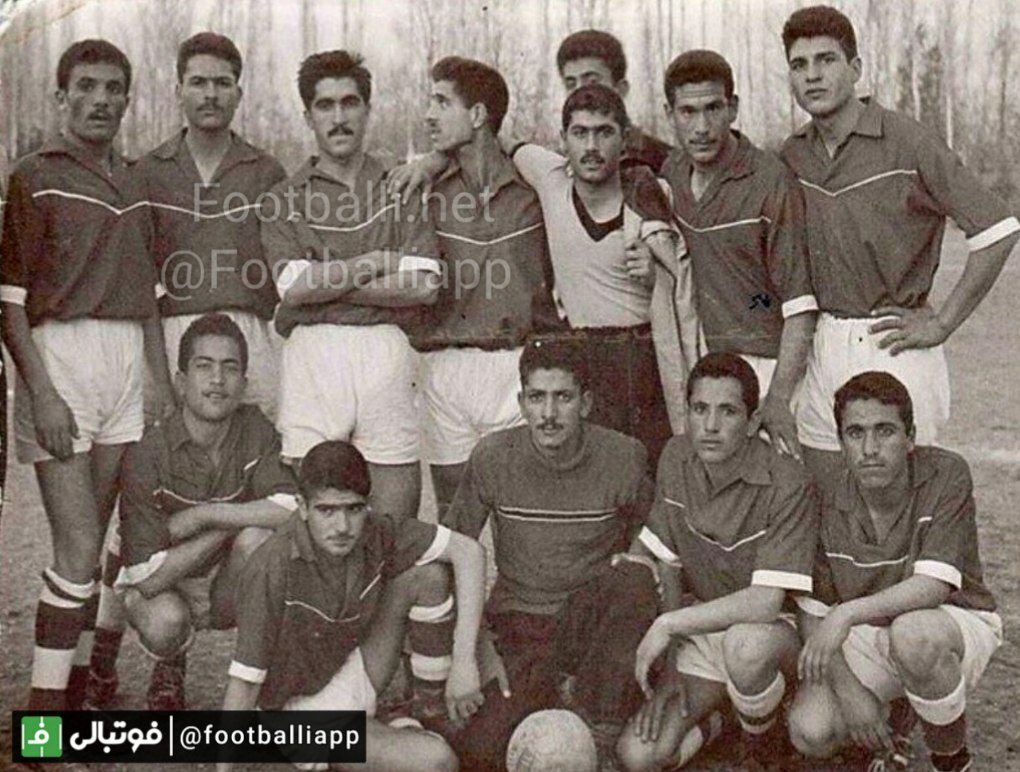 نوستالژی فوتبالی/ تصویری از حضور زنده یاد استاد شجریان در یک تیم فوتبال زنده یاد شجریان نفر دوم نشسته از چپ است