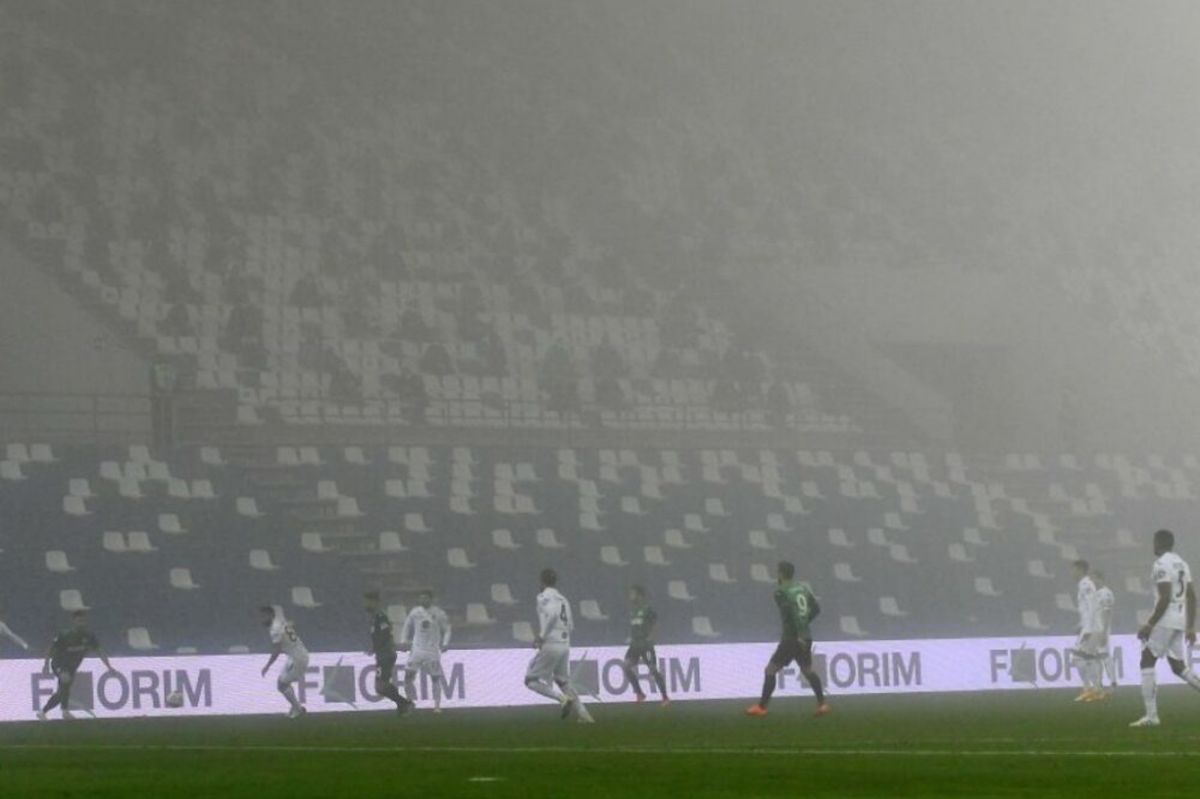 خبرگزاری فوتبالی – دیدار شب گذشته ساسولو و ناپولی در شرایطی عجیب برگزار شد. به گزارش فوتبالی، شب گذشته ساسولو در ورزشگاه خانگی خود ماپی (استادیو سیتا دل تری کولوره) میزبان تورینو بود. این دیدار در شرایطی عجیب برگزار شد و آن قدر مه شدیدی وجود داشت که در تصاویر تلویزیونی هیچ چیز از بازی قابل مشاهده نبود. عکسهای زیادی از زوایای مختلف از این بازی گرفته شده که در آن مشاهده جزئیات غیرممکن است و حتی در ویدیوهای مربوط به گلهای این بارزی بینندگان نمیتوانند زننده را تشخیص دهند. این دیدار با نتیجه ۳-۳ به پایان رسید و ساسولو با از دست دادن شانس صدرنشینی با یک بازی بیشتر در رده دوم سری آ قرار گرفت.