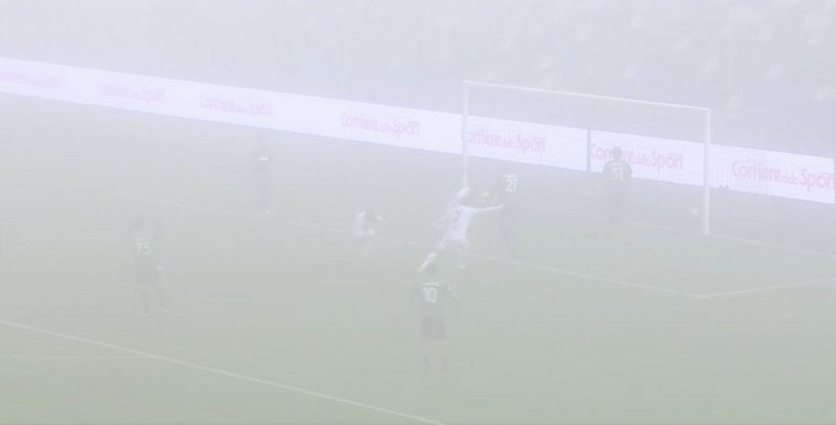 خبرگزاری فوتبالی – دیدار شب گذشته ساسولو و ناپولی در شرایطی عجیب برگزار شد. به گزارش فوتبالی، شب گذشته ساسولو در ورزشگاه خانگی خود ماپی (استادیو سیتا دل تری کولوره) میزبان تورینو بود. این دیدار در شرایطی عجیب برگزار شد و آن قدر مه شدیدی وجود داشت که در تصاویر تلویزیونی هیچ چیز از بازی قابل مشاهده نبود. عکسهای زیادی از زوایای مختلف از این بازی گرفته شده که در آن مشاهده جزئیات غیرممکن است و حتی در ویدیوهای مربوط به گلهای این بارزی بینندگان نمیتوانند زننده را تشخیص دهند. این دیدار با نتیجه ۳-۳ به پایان رسید و ساسولو با از دست دادن شانس صدرنشینی با یک بازی بیشتر در رده دوم سری آ قرار گرفت.