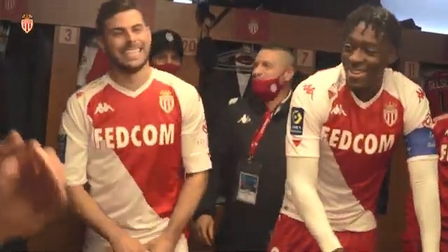 شادی بازیکنان موناکو در رختکن پس از برتری مقابل پاری سن ژرمن