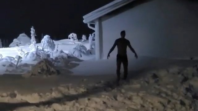 زلاتان ایبراهیموویچ مهاجم میلان با انتشار این ویدیو قدرت بدنی فوق العاده اش در برف و سوز سرمای شب کریسمس و سال جدید میلادی را به رخ کشید.