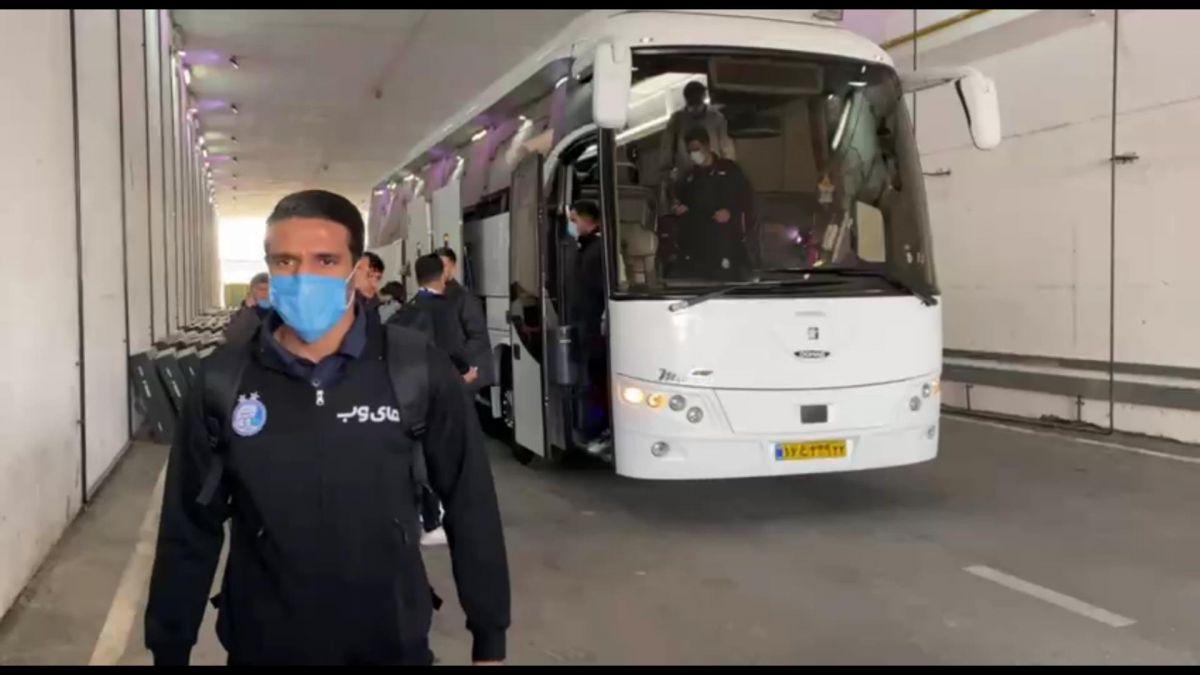 ورود بازیکنان استقلال و آلومینیوم اراک به ورزشگاه آزادی