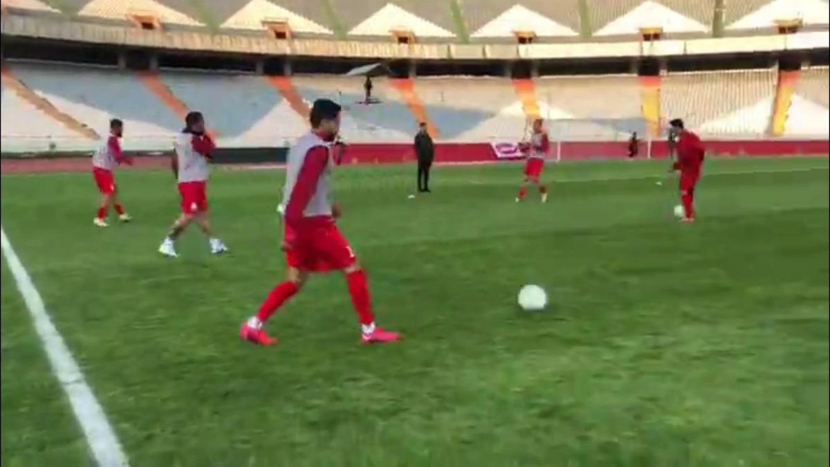 گرم کردن بازیکنان پرسپولیس و سپاهان پیش از بازی