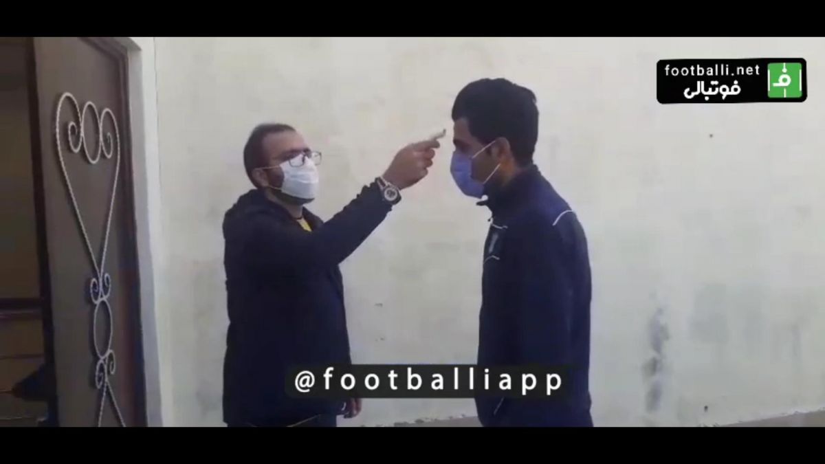 ورود بازیکنان نساجی و نفت آبادان به ورزشگاه شهید وطنی قائمشهر