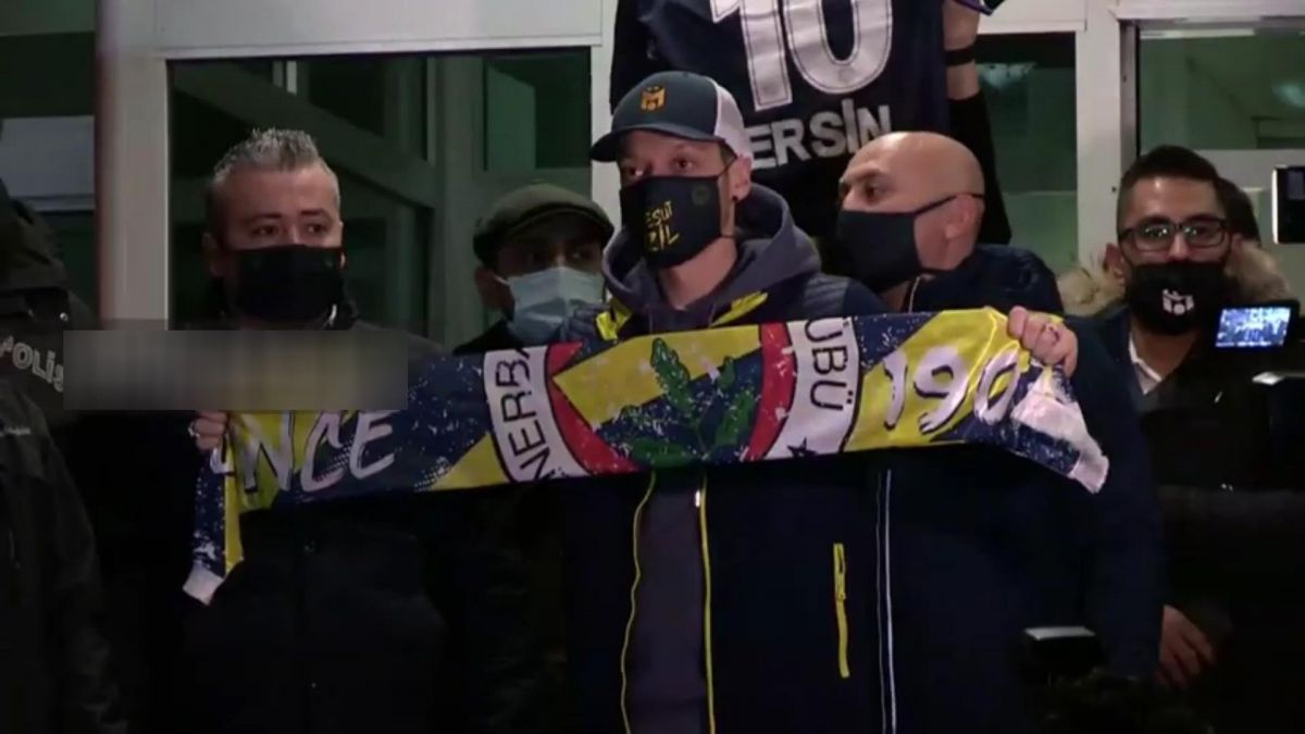 ورود مسوت اوزیل همراه خانواده به استانبول