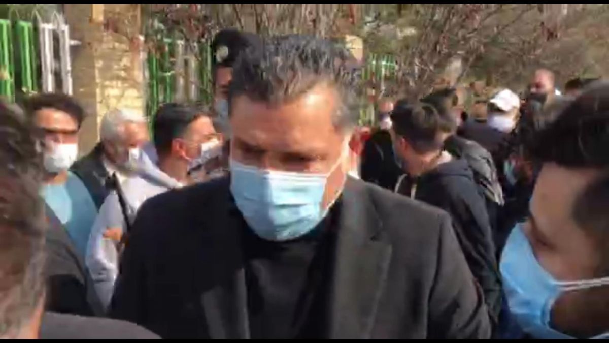 اختصاصی/ علی دایی و علی کریمی بعد از حضور در مراسم خاکسپاری زنده یاد میناوند بهشت زهرا را ترک کردند