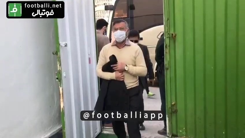 ورود کاروان نساجی به ورزشگاه شهید وطنی قائمشهر برای بازی با ذوب آهن