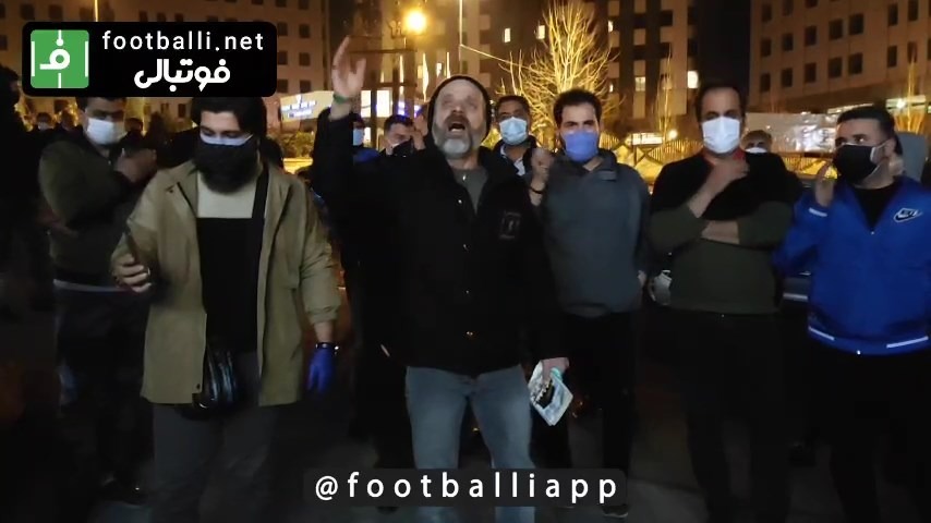 اختصاصی/ حضور طرفداران علی انصاریان که برای او نگرانند و مداحی و دعای آنها برای سلامتی علی انصاریان