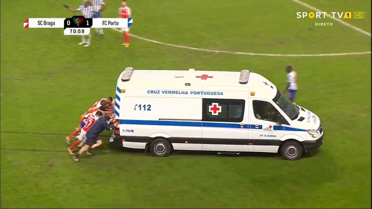 خراب شدن آمبولانس در دیدار پورتو و براگا و هل دادن بازیکنان!