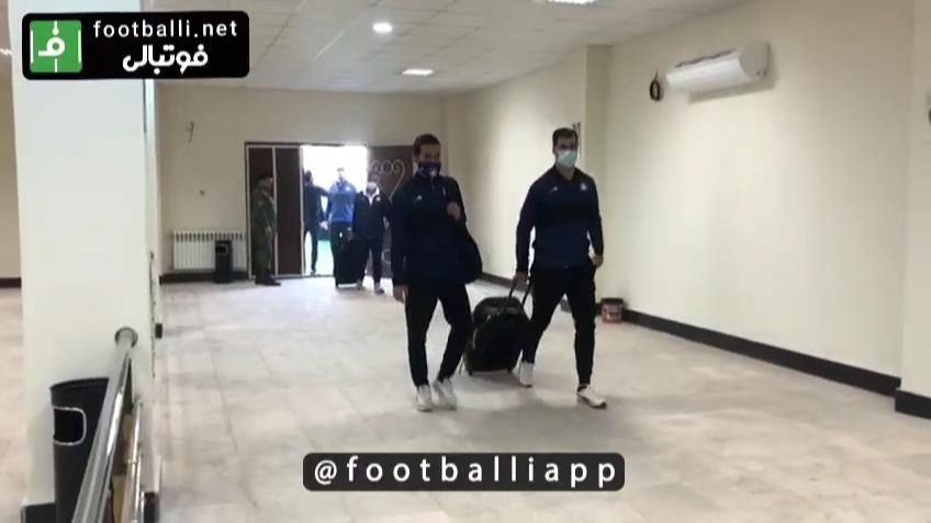 ورود بازیکنان نساجی و گل گهر سیرجان به ورزشگاه شهید وطنی قائمشهر