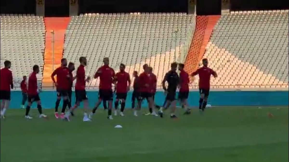 گرم کردن بازیکنان پرسپولیس و پیکان پیش از بازی