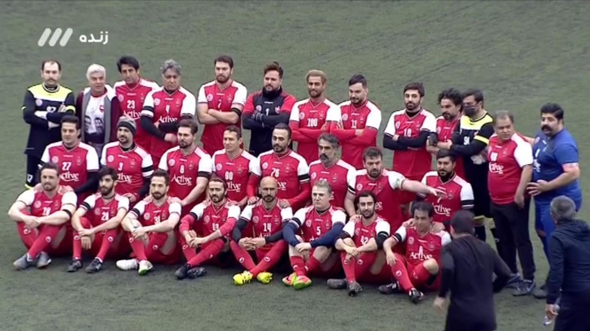 شیطنت بهنام بانی هنگام عکس تیمی هنرمندان پرسپولیس