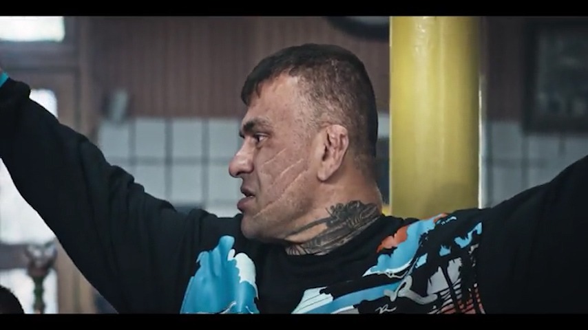 سکانس خنده دار سریال خوب بد جلف 2: سلامتی آقا تورج حق وردی که سوت نداشت بزنه ولی پرچم داورا رو میبرد بالا