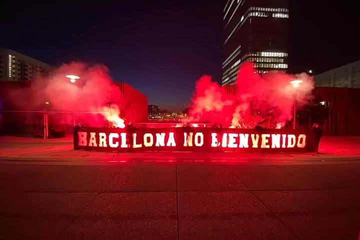 بنر هواداران PSG علیه بارسلونا: اینجا هیچ استقبالی از شما نمیشود!