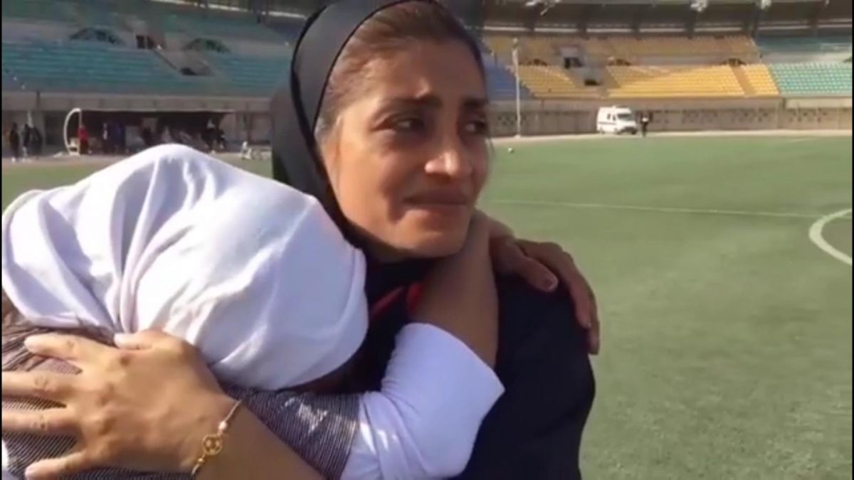 اشکهای مرضیه جعفری سرمربی تیم بانوان شهرداری بم پس از رسیدن به عنوان نایب قهرمانی لیگ برتر بانوان