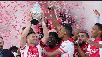 اهدای کاپ قهرمانی جام حذفی هلند به بازیکنان آزاکس