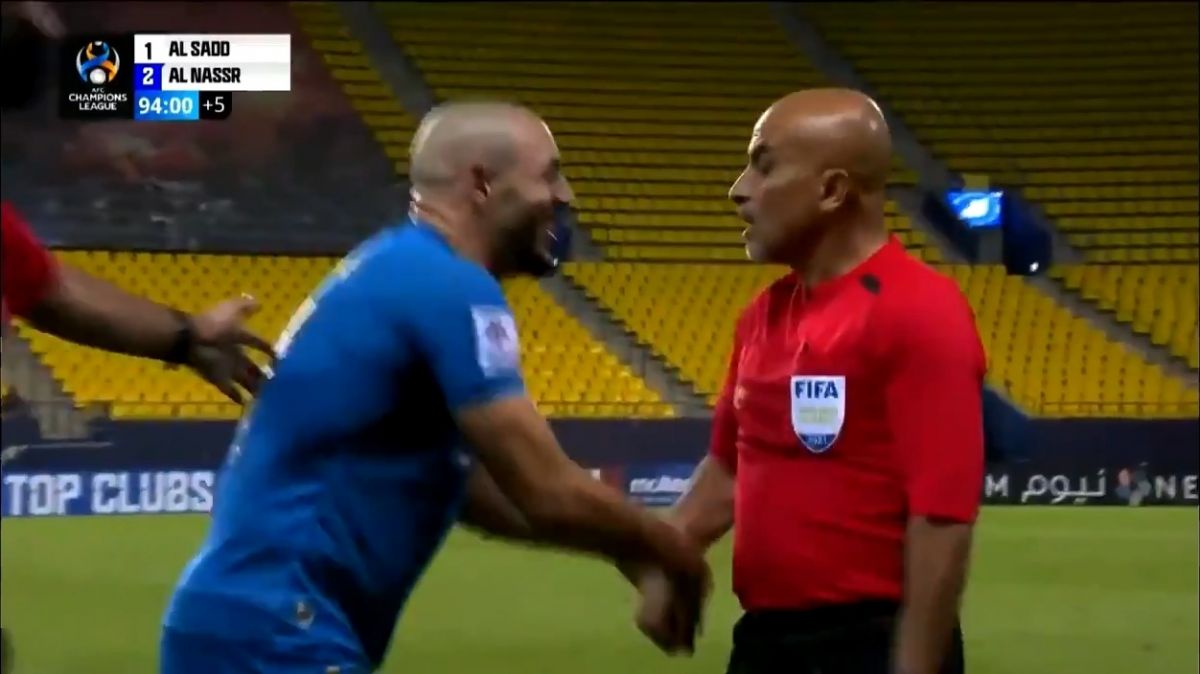 حرکت جنجالی تشکر و شوخی عجیب نورالدین امرابط بازیکن النصر با کمک داور پس از اعلام آفساید عجیب بازیکن السد