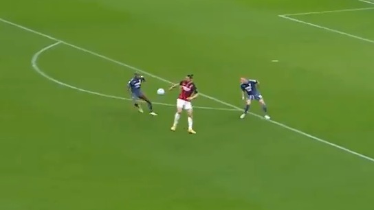 حرکت استثنایی و فوق القعاده زلاتان در بازی میلان و بنونتو