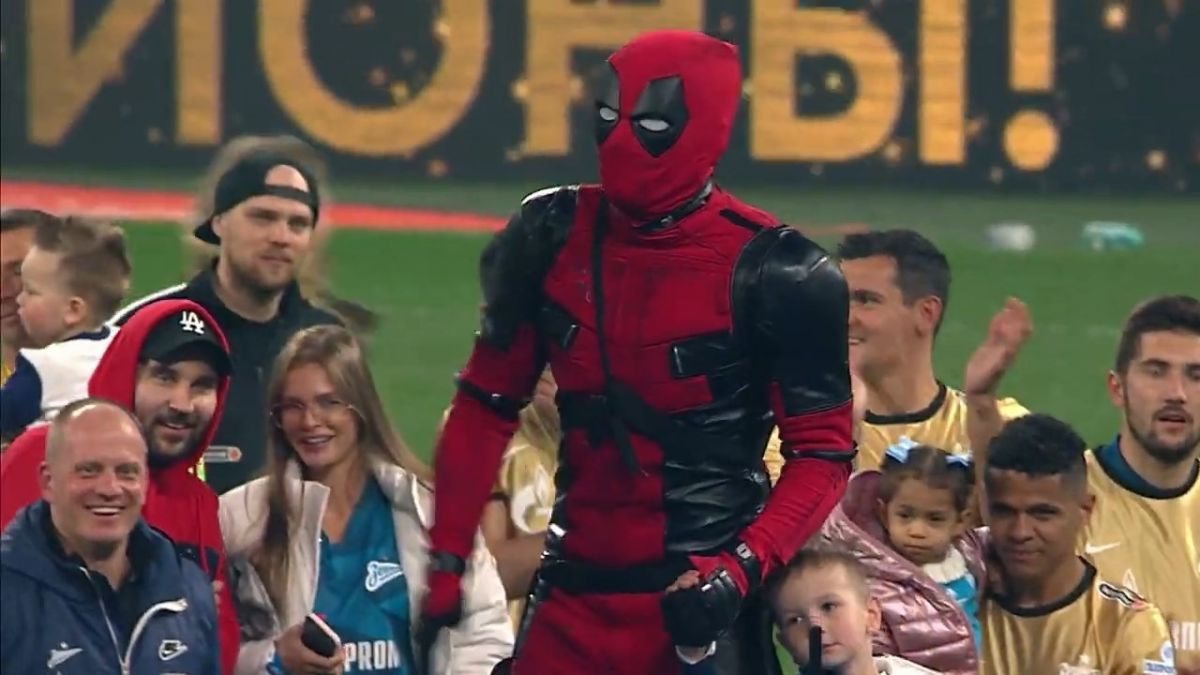 حضور آرتم زیوبا کاپیتان تیم زنیت در جشن قهرمانی با لباس ددپول