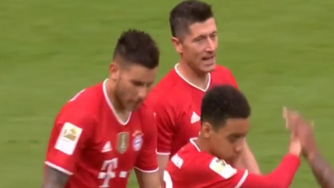 گل اول بایرن مونیخ به مونشن گلادباخ (لواندوفسکی)