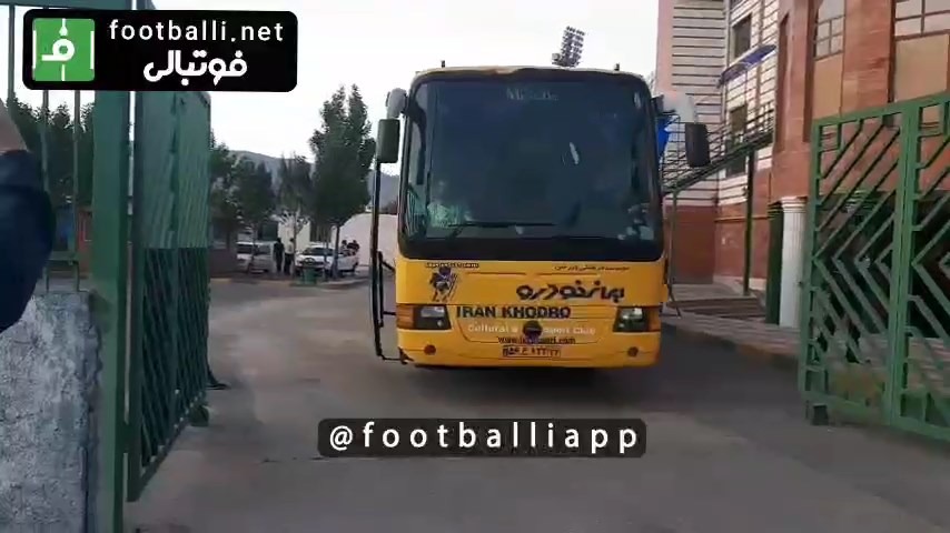 اختصاصی/ ورود بازیکنان تراکتور و پیکان و داوران به ورزشگاه شهدای شهر قدس