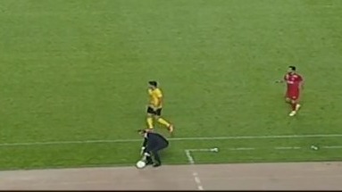 تلاش یحیی گل محمدی برای کنترل توپ و روپایی زدن با کت و شلوار