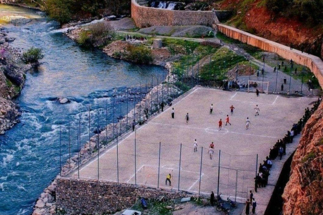 نگاه/ بازتاب انتشار تصویری دیدنی از یک زمین فوتبال در دل کردستان در صفحه ای اف سی فارسی