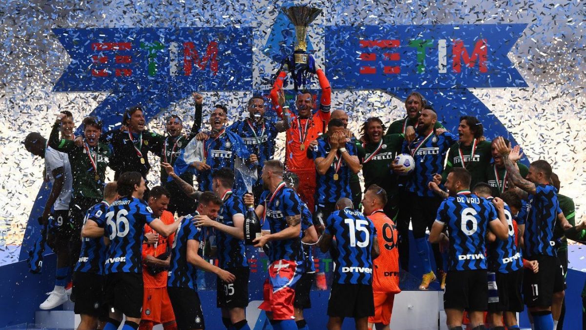 مراسم اهدای کاپ قهرمانی سری آ به بازیکنان اینتر