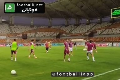 گرم کردن بازیکنان فولاد و تراکتور پیش از بازی