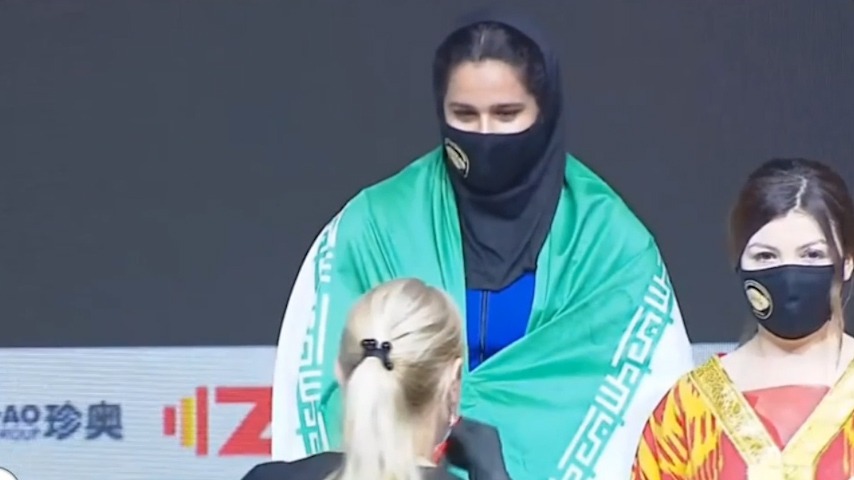 لحظه اهدای مدال برنز وزنهبرداری زنان جهان به یکتا جمالی