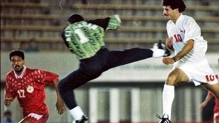 ویدیویی از خطای ناجوانمردانه دروازه بان بحرین روی علی دایی در بازی های آسیایی 1994 که منجر به پاره شدن طحال او شد