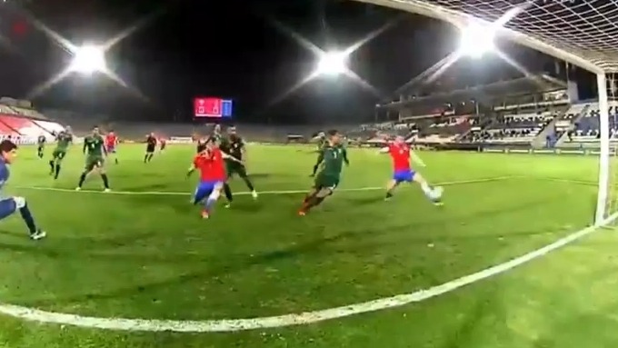 گل نزدن باورنکردنی بازیکن شیلی از یک متری و مقابل دروازه خالی