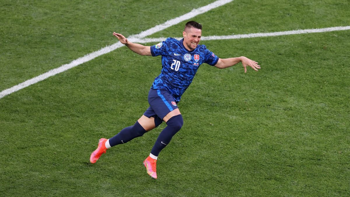 گل اول اسلواکی به لهستان (گل به خودی شزنی)