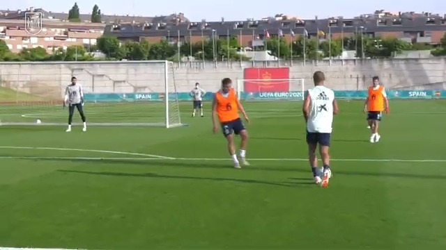 تمرین گلزنی بازیکنان اسپانیا برای تقابل با لهستان