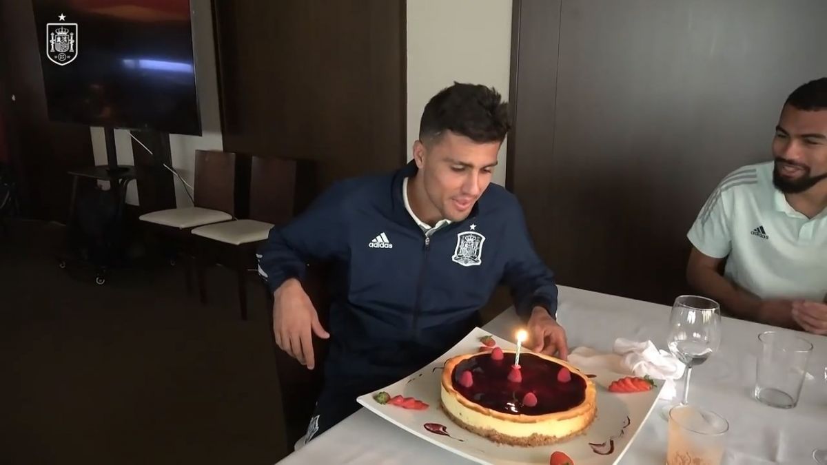 جشن تولد رودریگو هرناندز در اردوی تیم ملی اسپانیا