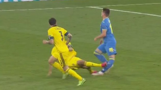 تکل وحشتناک دانیلسون بازیکن سوئد و نابود شدن بازیکن اوکراین