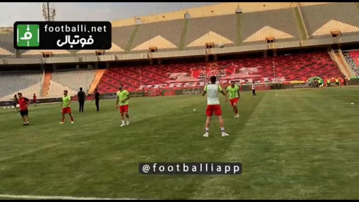 اختصاصی/ گرم کردن تیم پرسپولیس و گل گهر پیش از شروع بازی در ورزشگاه آزادی