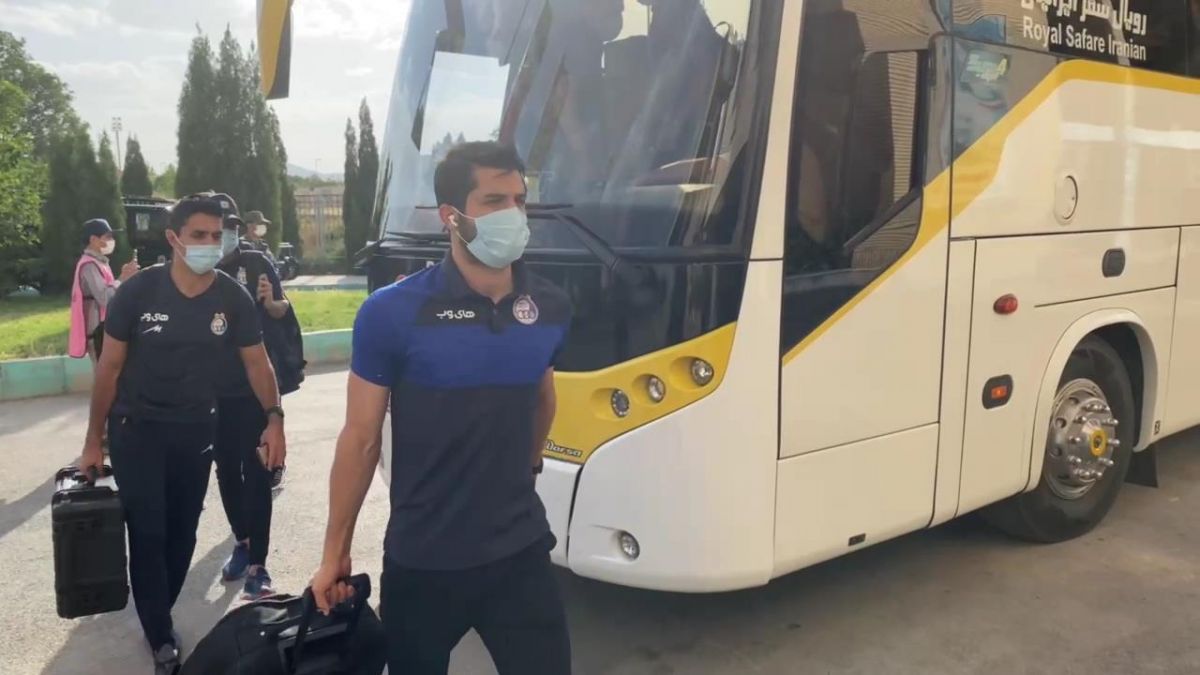 ورود کاروان آلومینیوم اراک و استقلال به ورزشگاه