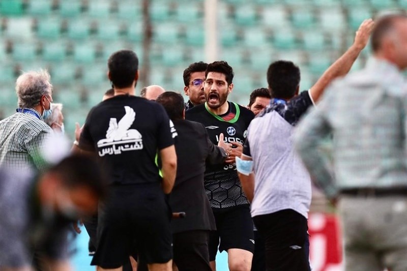 گردان: داور چهارم چگونه از آن فاصله تشخیص داد که کارت قرمز بگیرم؟/ اشتباه کردم و عذرخواهی میکنم