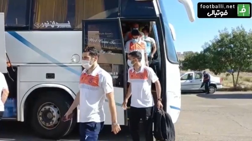 ورود کاروان ماشین سازی و مس رفسنجان به ورزشگاه